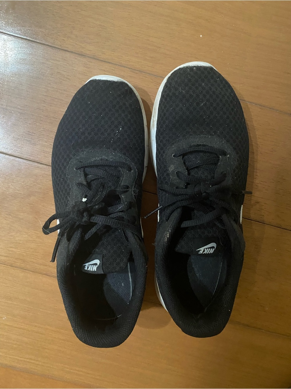 Nike Girls size 7 Black and White Athletic Running Sneakers (can fit w size 8)